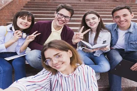 estudiantes-sentados-sonriendo.jpg