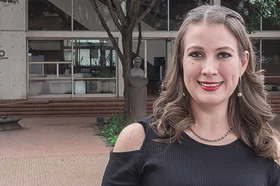 monica.pe_.alosa_.mujer_.investigadora.profesora.-facultad-de-ciencias-economicas-y-administrativas-utadeo.png