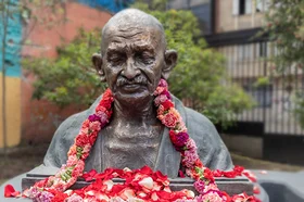 portada.portada.inauguracion.busto_.mahatmagandhi.utadeo.2023.jpg