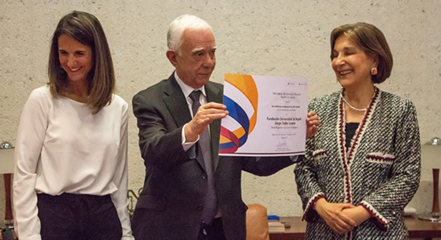 portada.acreditacion_utadeo.rectora.cecilia.maria_.velez_.1.jpg