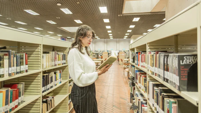estudiante_leyendo_en_la_biblioteca.png