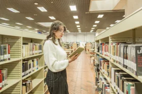 estudiante_leyendo_en_la_biblioteca.png