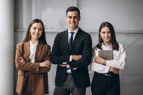 gente-de-negocios-trabajando-en-equipo-en-una-oficina.jpg