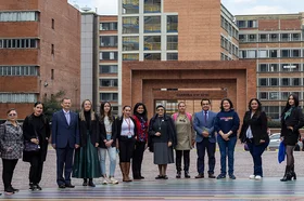 portada-desayuno-rectores-colegio-fotografia-grupal-circulo-cromatico.jpg