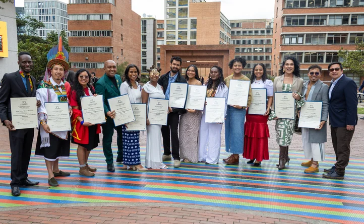 20 graduandos de Manos Visibles