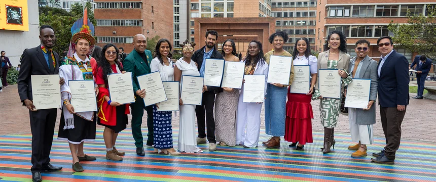 20 graduandos de Manos Visibles