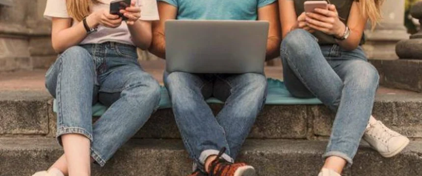 adolescentes-sentados-escaleras-trabajando-telefonos-computadoras-portatiles-23-2148317092_4513061_20200613172739_1.jpg