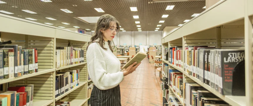 estudiante_leyendo_en_la_biblioteca.png