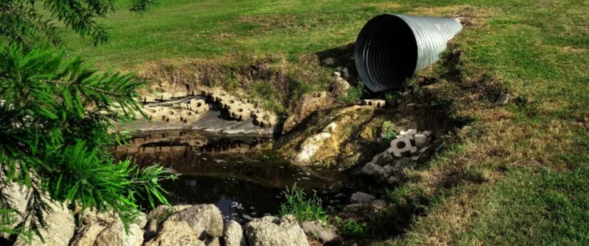 sewage-pipe-polluted-water-3465090_1920_1.jpg