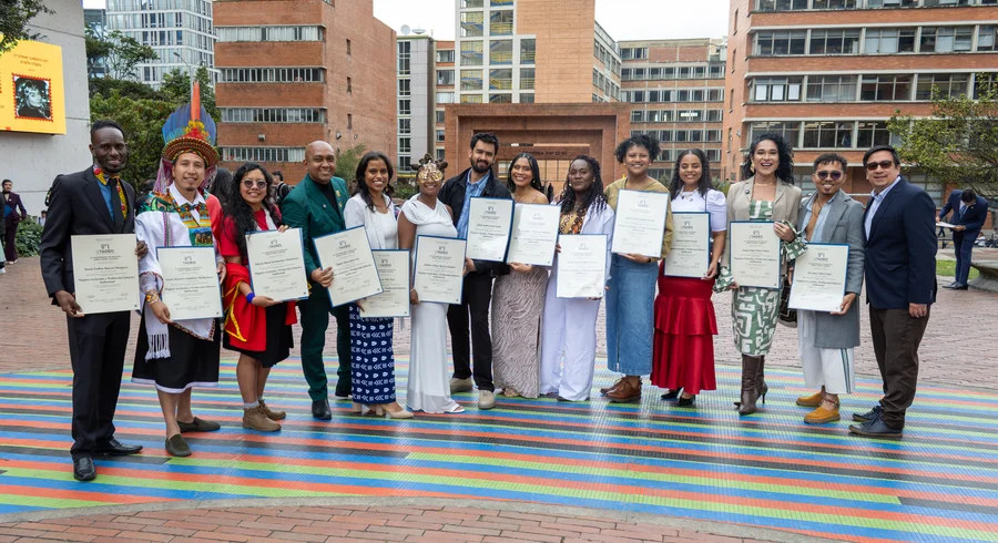 20 graduandos de Manos Visibles