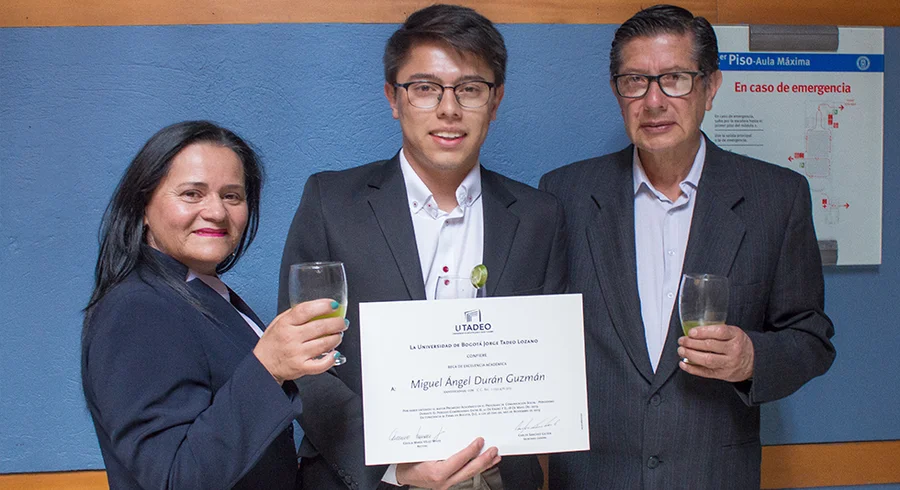 entrega.becas_.excelencia.utadeo.3.jpg