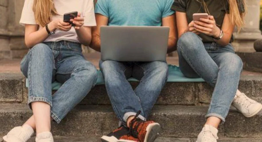 adolescentes-sentados-escaleras-trabajando-telefonos-computadoras-portatiles-23-2148317092_4513061_20200613172739_1.jpg