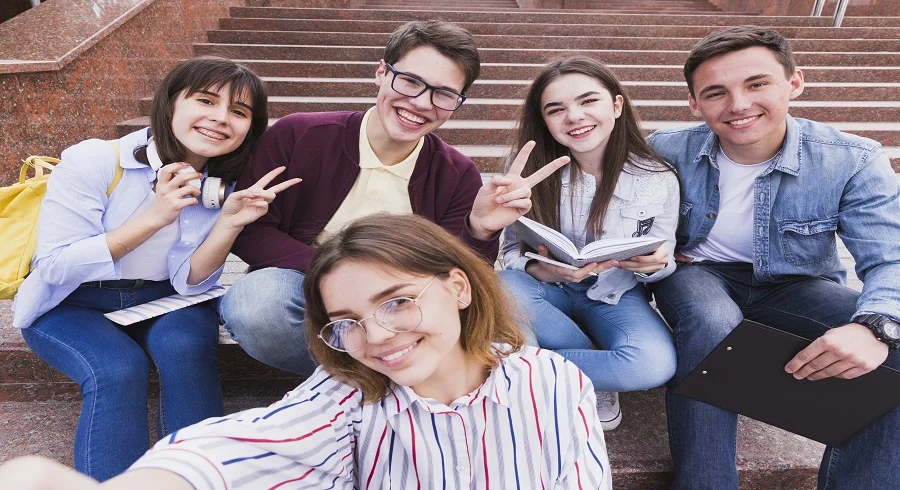 estudiantes-sentados-sonriendo.jpg