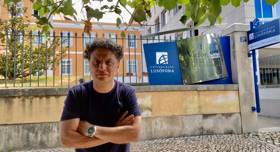 foto_1._el_profesor_guillermo_rodriguez_en_la_universidad_lusofona_nota.jpg