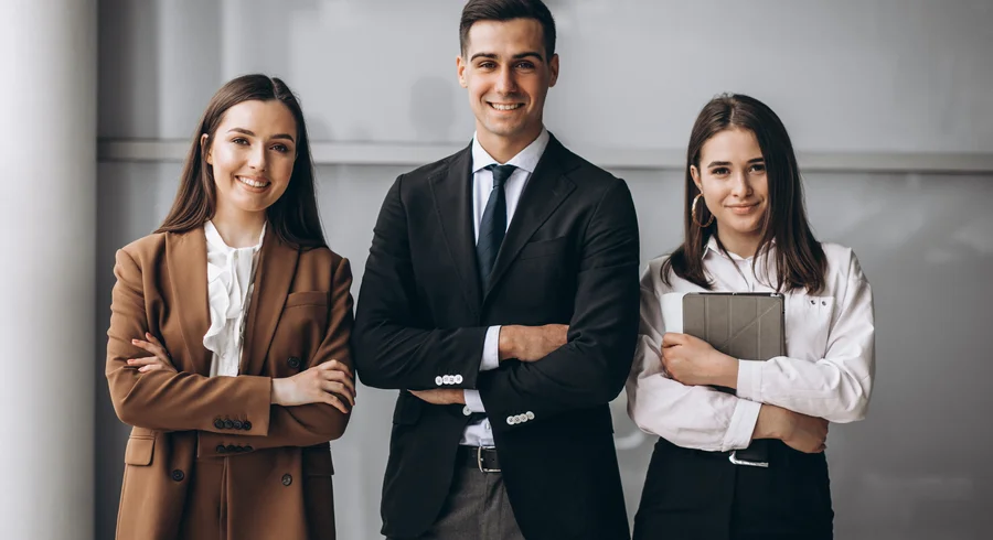 gente-de-negocios-trabajando-en-equipo-en-una-oficina.jpg