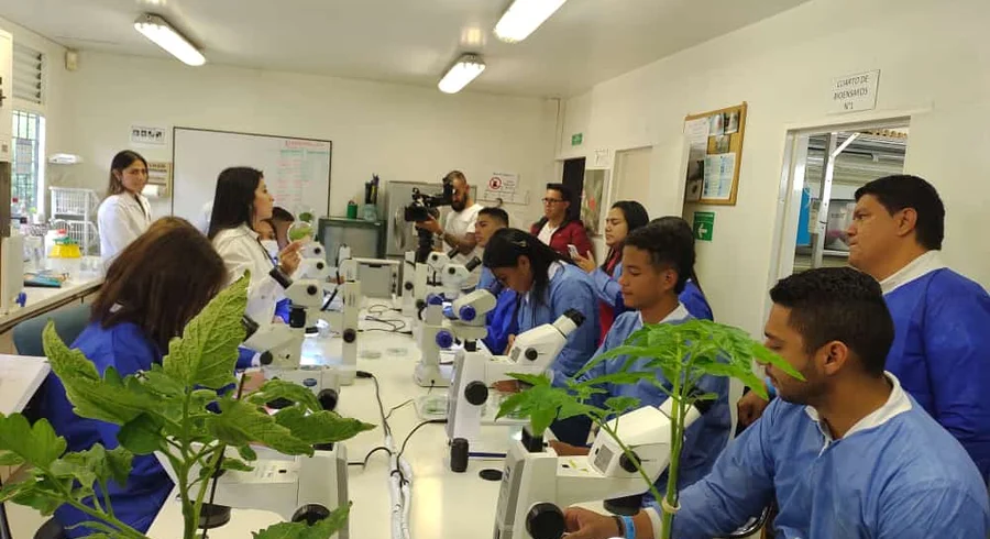 magdalena_en_laboratorio.jpg