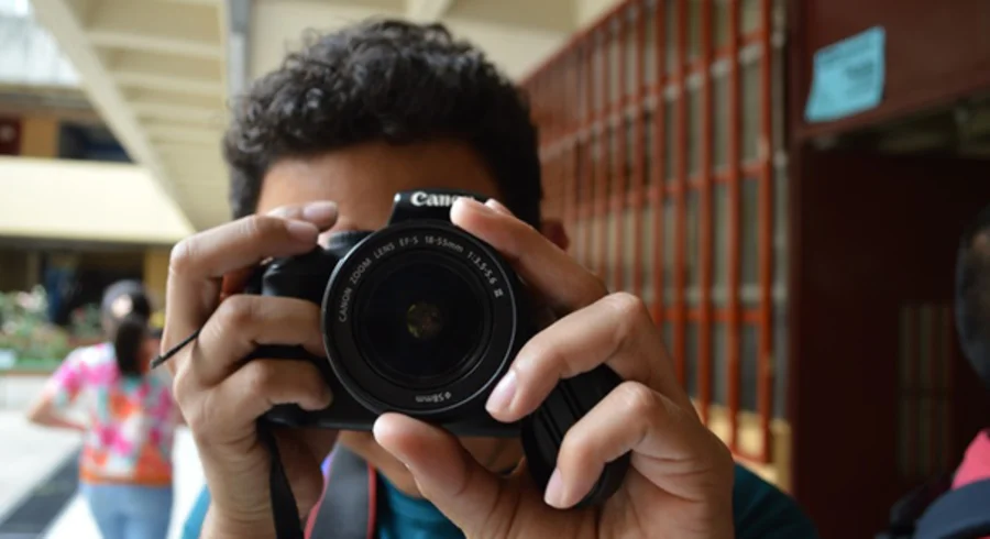 person-camera-photography-photographer-dslr-canon-641709-pxhere.com_.jpg