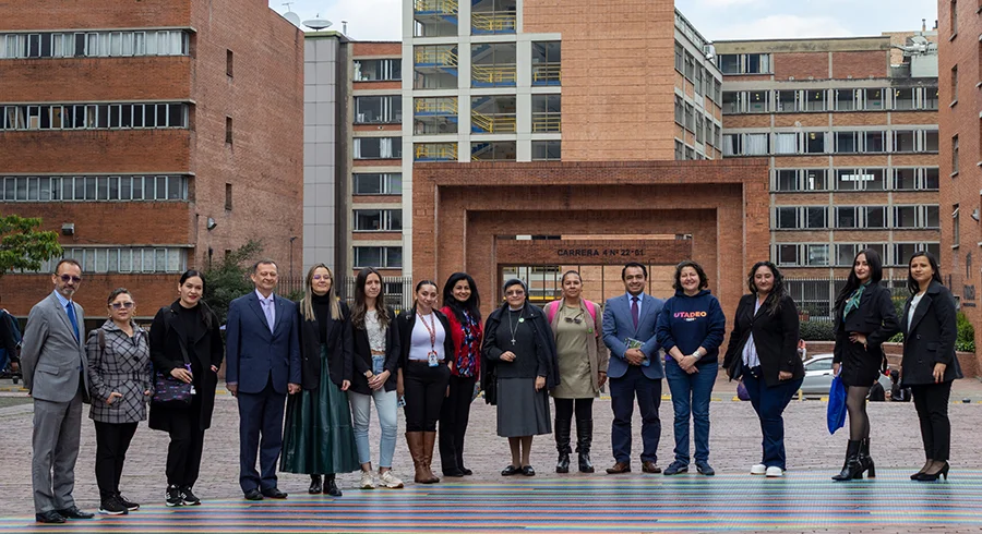 portada-desayuno-rectores-colegio-fotografia-grupal-circulo-cromatico.jpg