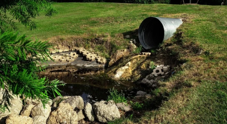 sewage-pipe-polluted-water-3465090_1920_1.jpg