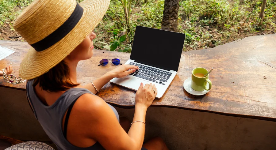 technology-and-travel-working-outdoors-freelance-2026-01-05-23-11-53-utc.jpg