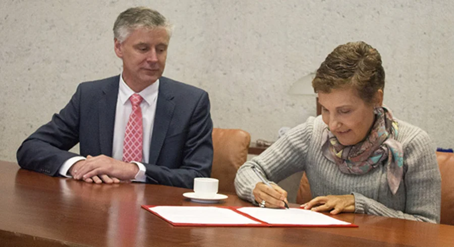 webnota_firma_convenio_universidad_de_tasmania_20150601_003.jpg
