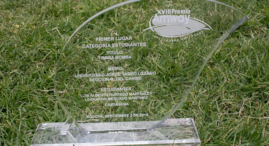 webnota_luis_hurtado_egresado_destacado_premio_amway_documental_tierra_bomba_20150904_005.jpg