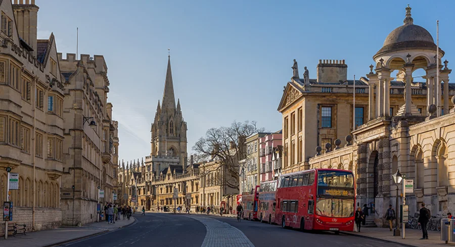 2048px-oxford_high_street_facing_west_oxford_uk_-_diliff.png