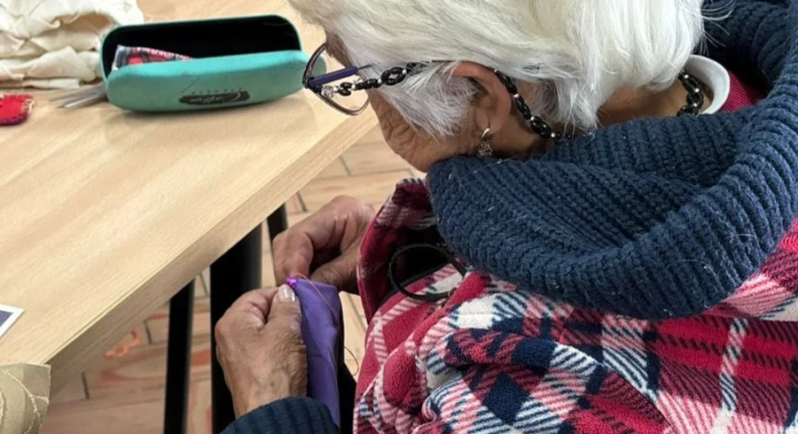 Mujer de la tercera edad tejiendo