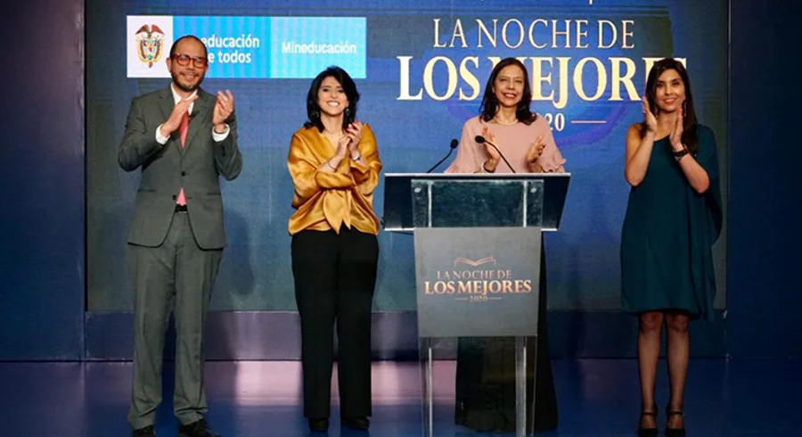 profesores_christian_schrader_y_andres_novoa_son_galardonados_por_min._educacion_en_la_noche_de_los_mejores_-_fuemte_min._educacion.jpg