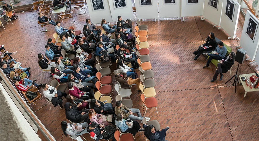 recital-de-poesia-con-la-poeta-italiana-zingonia-zingone.utadeo.3.jpg