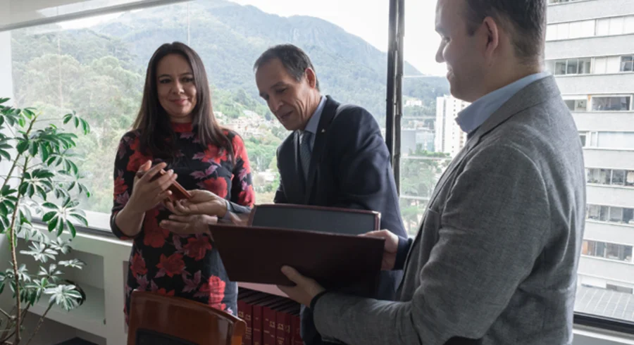 reconocimiento.programa.derecho.y.al_.consultorio.juridico.por_.parte_.de_.la_.campa_.a.colombiana.contra.minas_.utadeo.7.jpg