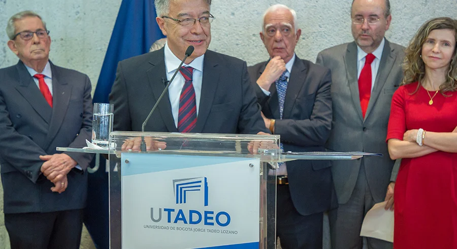 utadeo.nuevo_.rector.carlos.sanchez.14.jpg