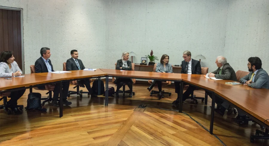 visita.embajador.holanda.colombia.utadeo.1.jpg