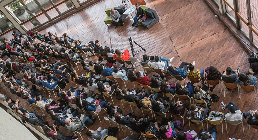 yolanda-ruiz-utadeo-en-el-filo-de-la-navaja-conversatorio-biblioteca.2.jpg