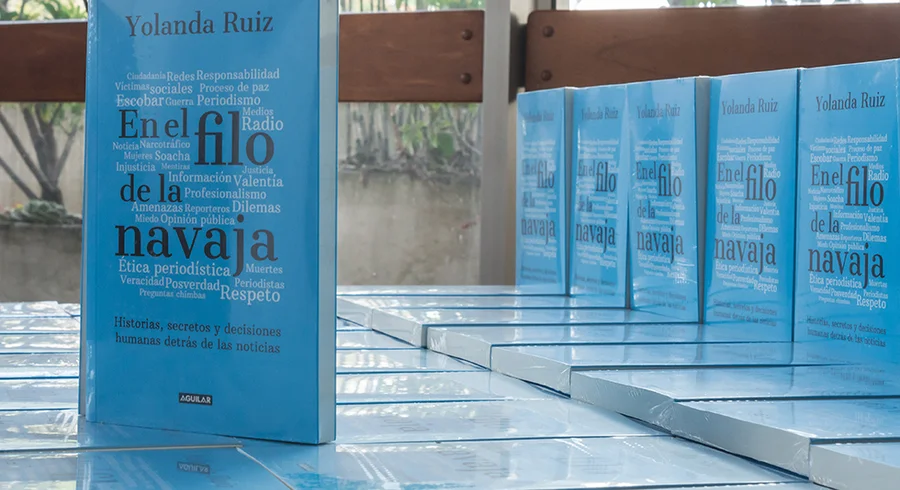 yolanda-ruiz-utadeo-en-el-filo-de-la-navaja-conversatorio-biblioteca.4.jpg