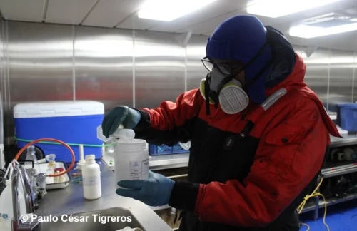 Paulo Tigreros recolectando Krill en la Antártida