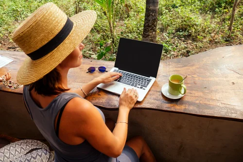 technology-and-travel-working-outdoors-freelance-2026-01-05-23-11-53-utc.jpg