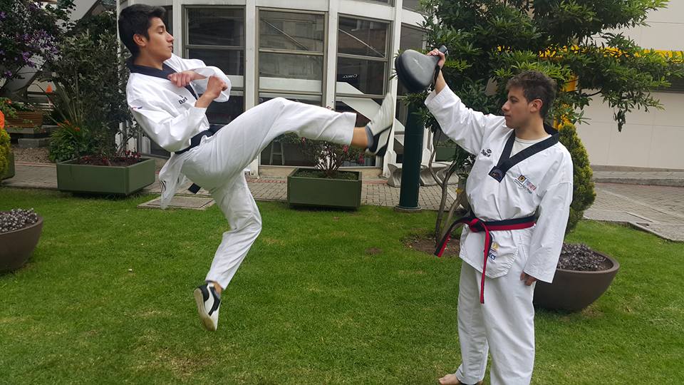Entrenamiento Taekwondo Universidad de Bogotá Tadeo Lozano Entrenamiento Taekwondo Universidad de Bogotá Tadeo Lozano