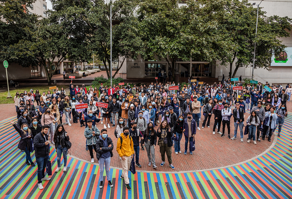  Los asistentes a la feria tuvieron la oportunidad de recorrer la universidad, descubrir sus espacios y conectarse con el arte. 