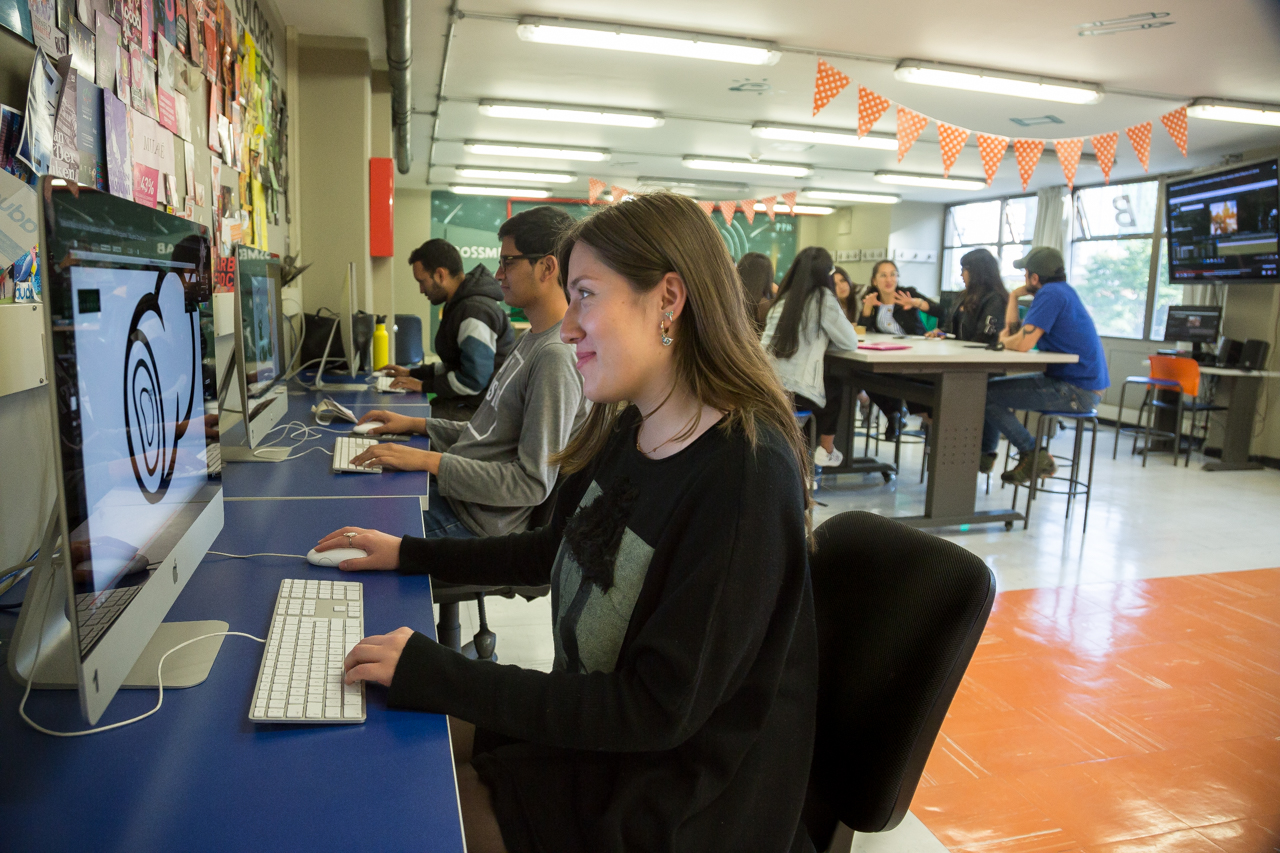 Estudiantes de comunicación social y periodismo de Utadeo en el Cross Media Lab