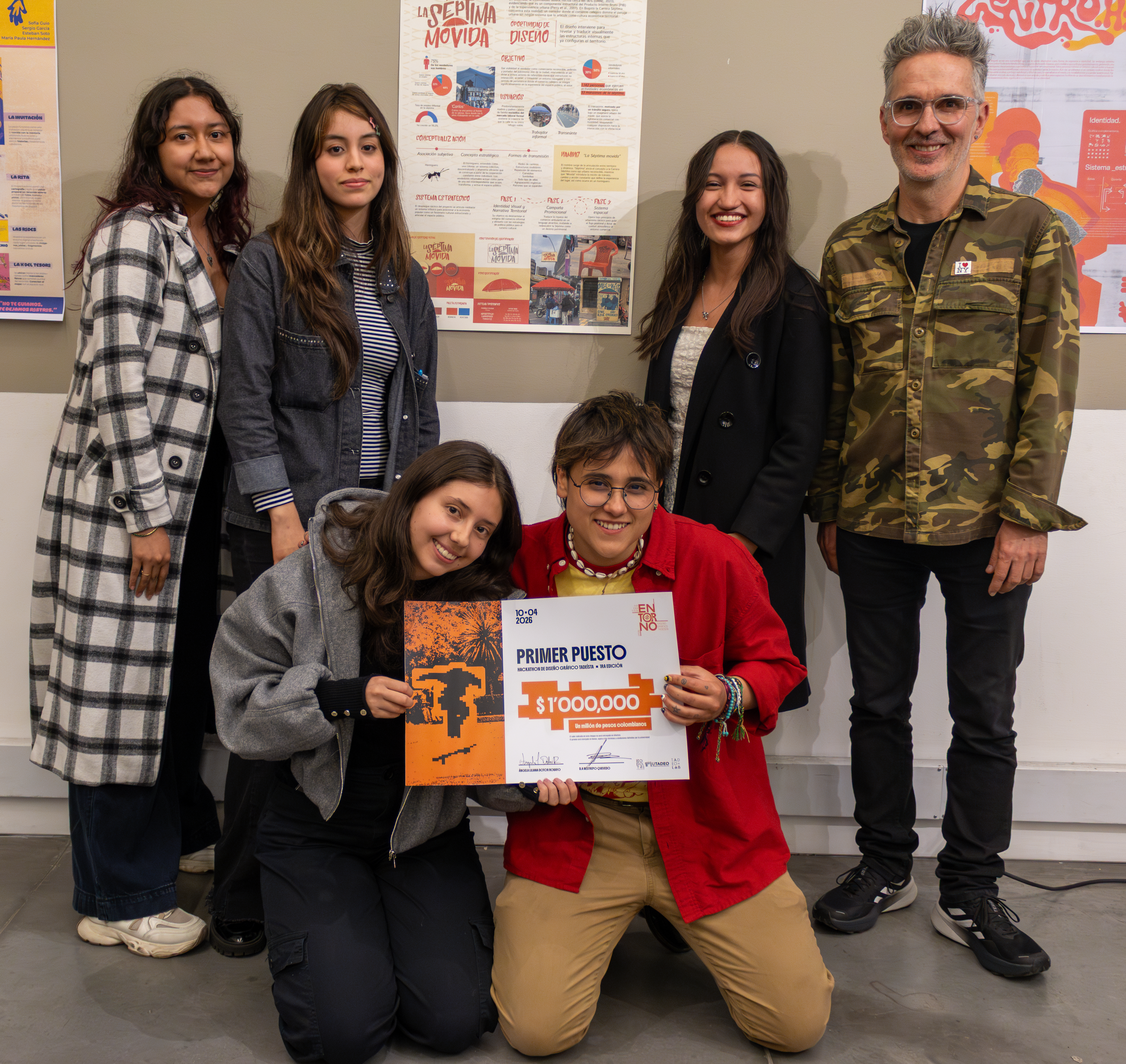 Estudiantes que obtuvieron el primer puesto en la hackathon Entorno Centro