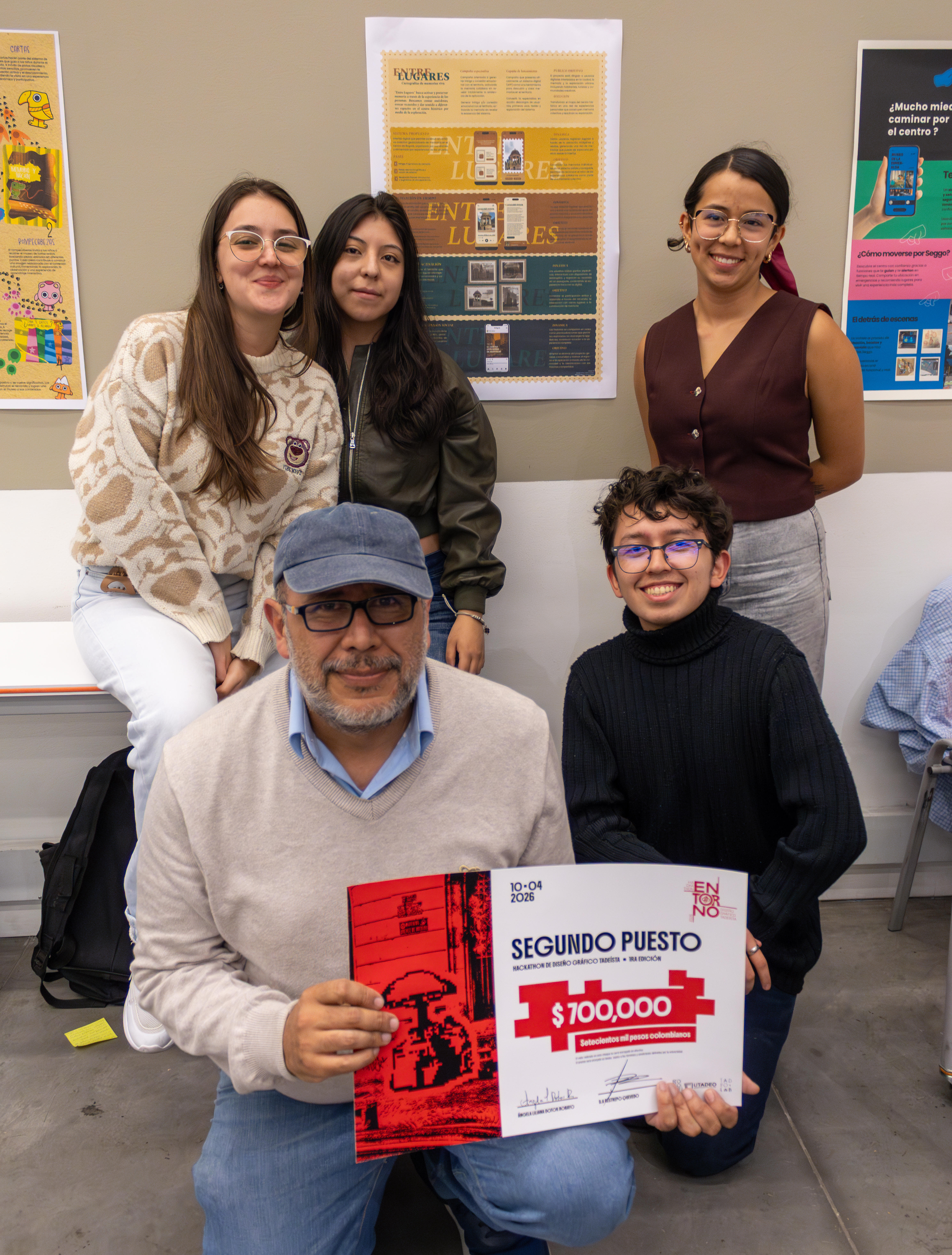 Estudiantes que obtuvieron el segundo puesto en la hackathon Entorno Centro