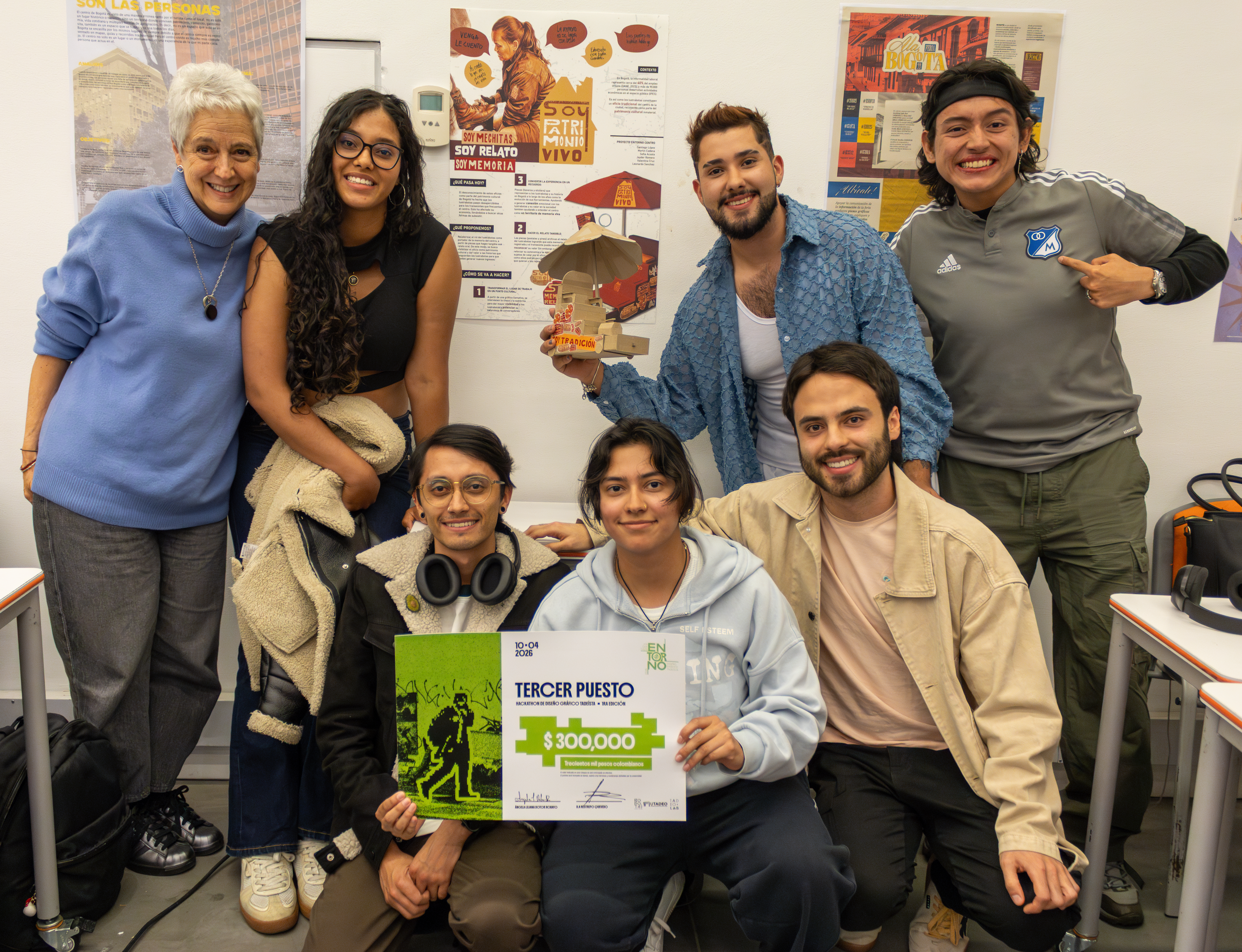 Estudiantes que obtuvieron el tercer puesto en la hackathon Entorno Centro