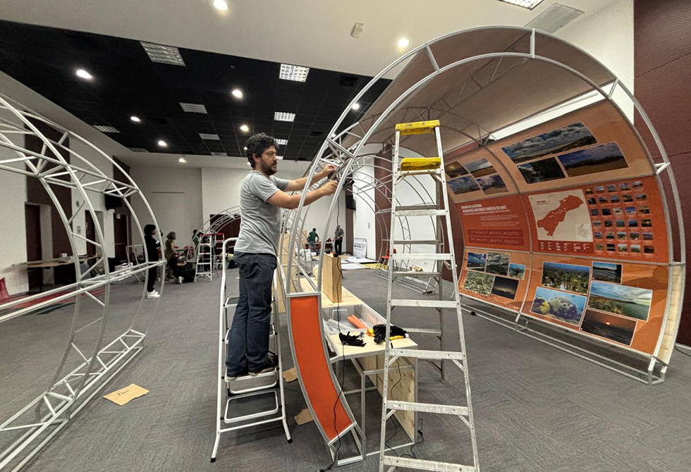 Santa Marta, Colombia Armado de la estructura del museo itinerante