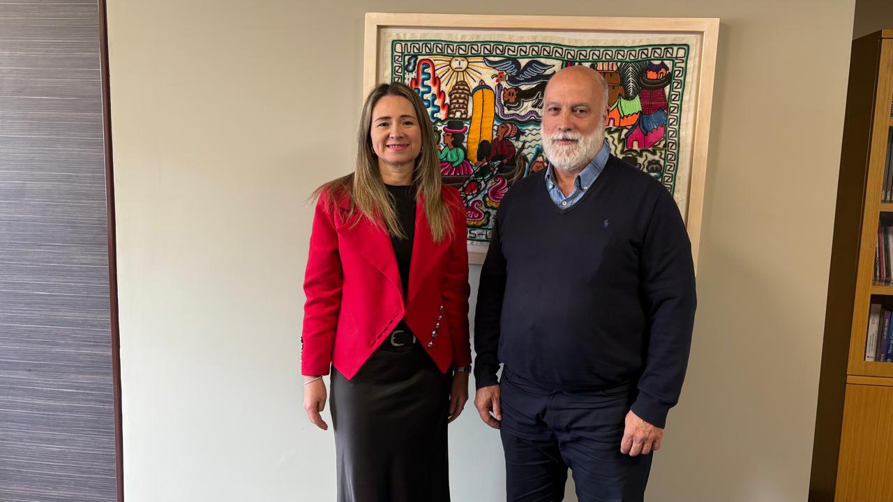 La decana Dennise Grandas de Utadeo junto a Jorge Rodriguez, Coordinador de Mercociudades