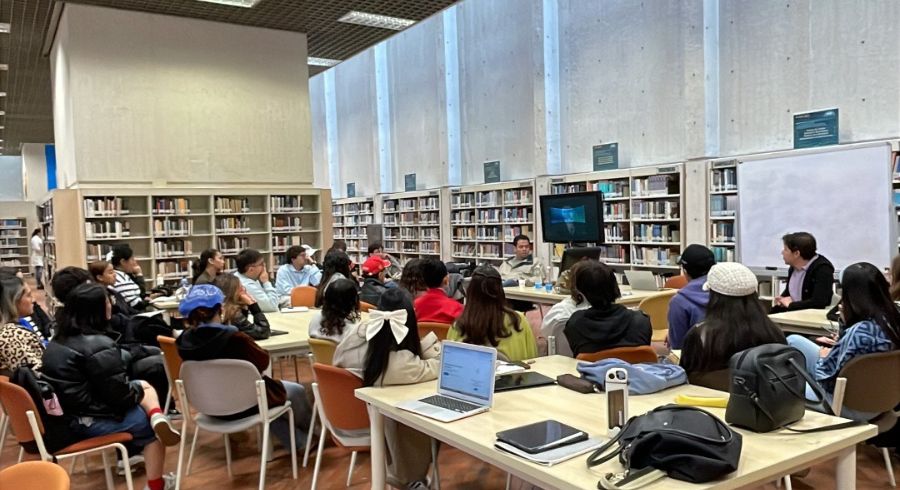Estudiantes de Publicidad de Utadeo reunidos con la agencia The Juju