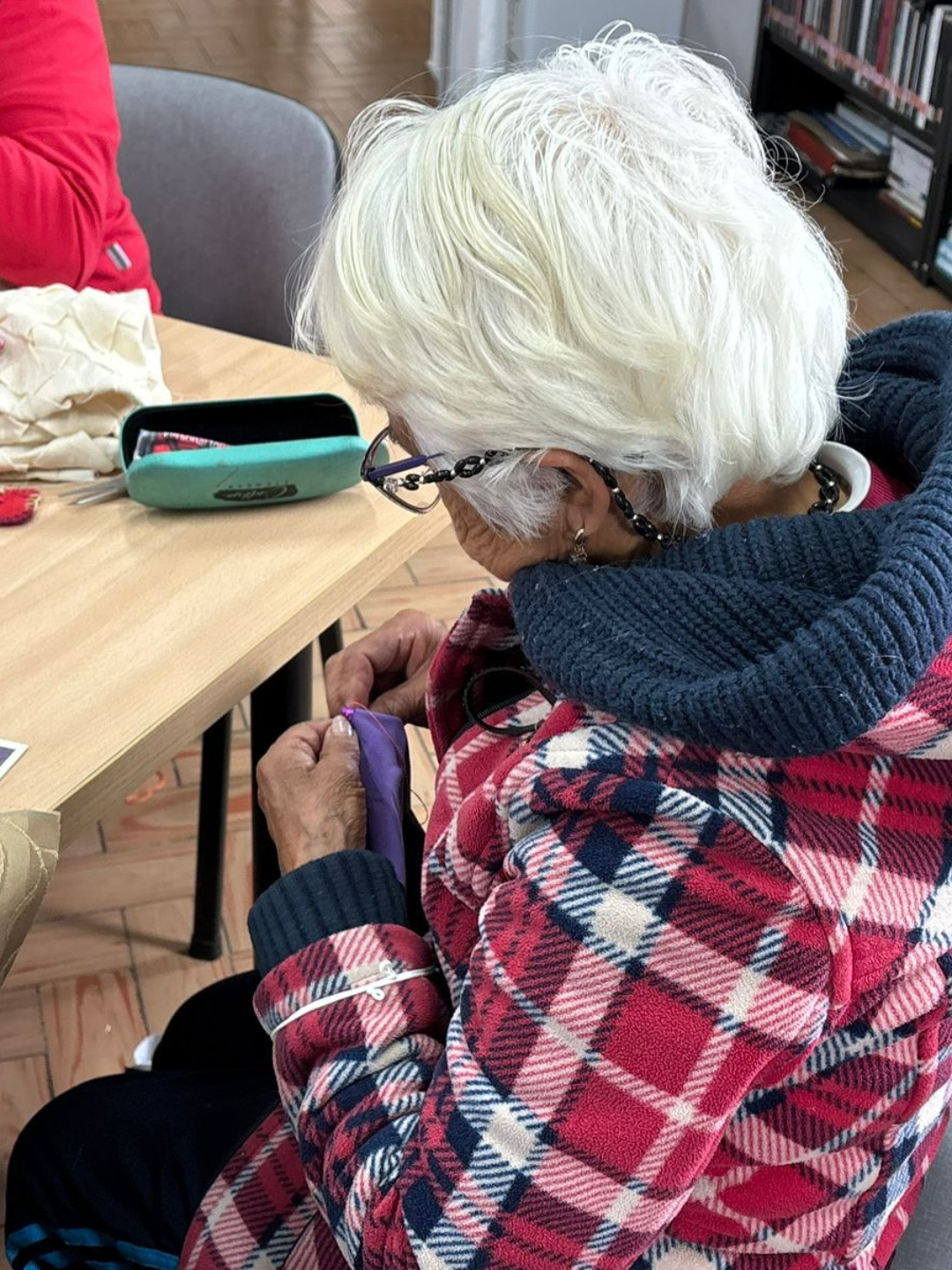 Una de las mujeres que participa en el taller de tejido del colectivo Terrenal.