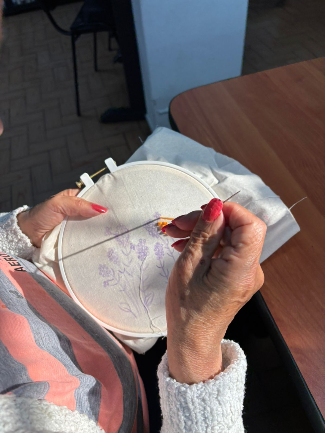 Mujeres de la tercera edad aprenden y mejoran el tejido.