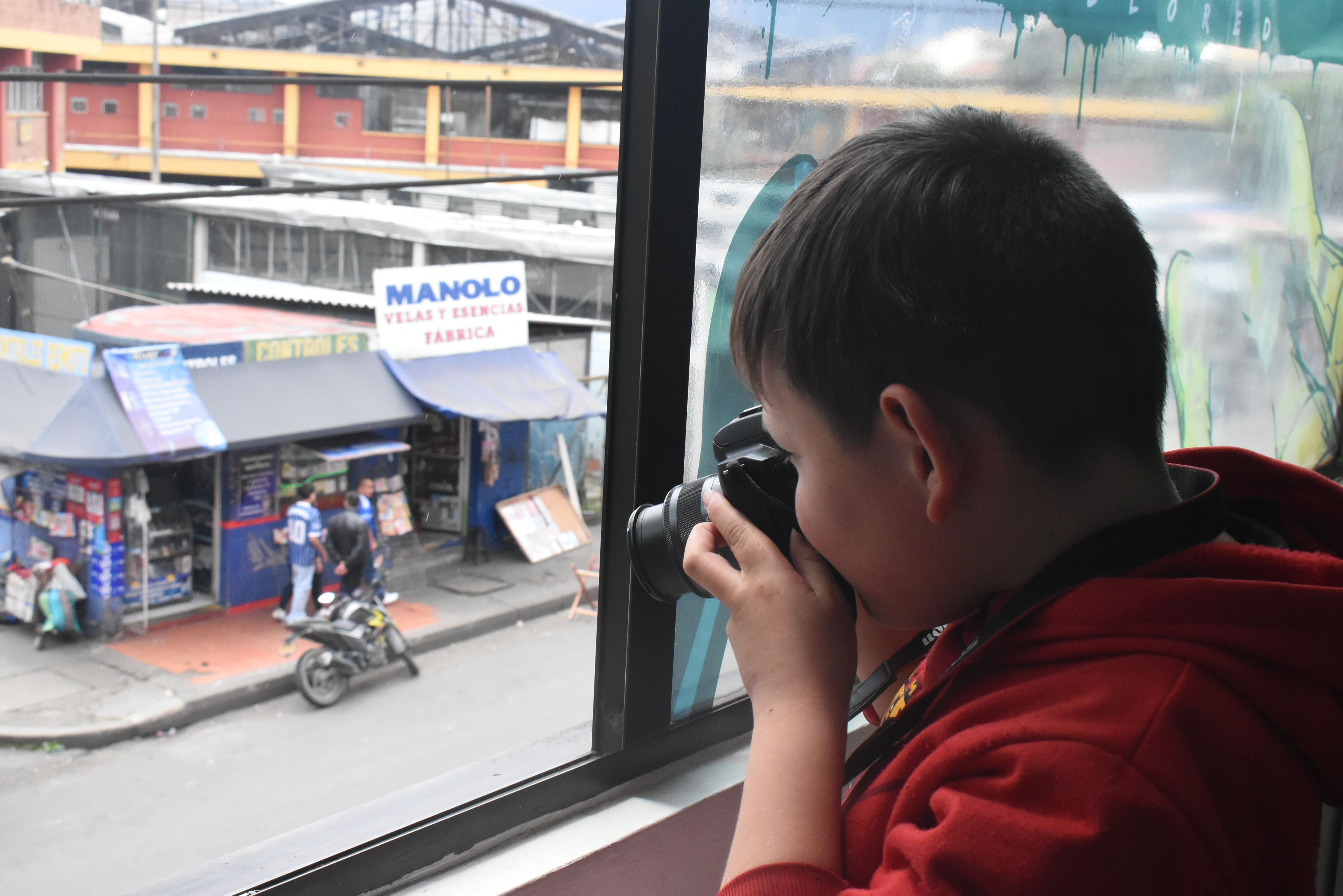 niño en taller de fotografía