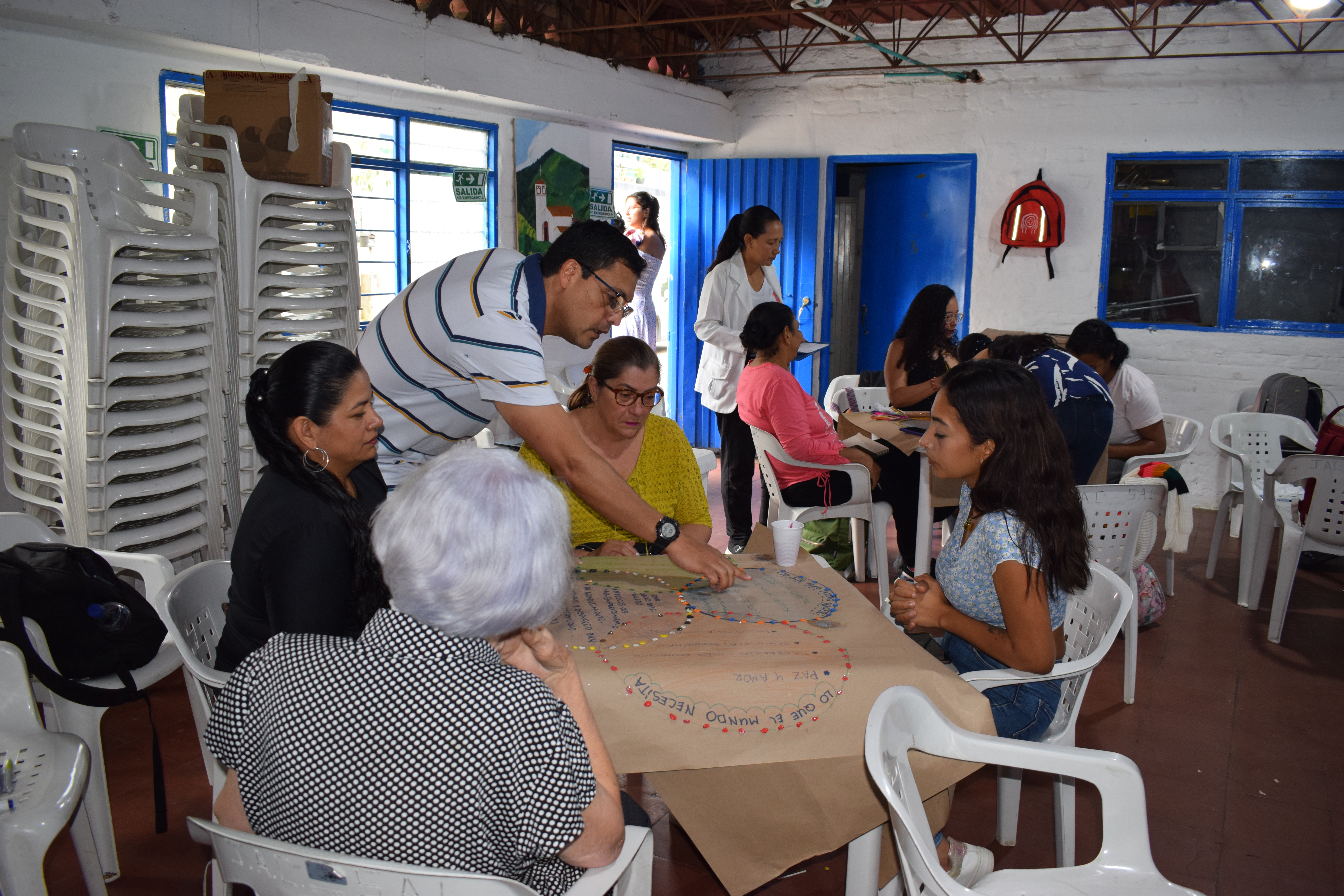 profesor tadeísta en taller de educación financiera en Cali
